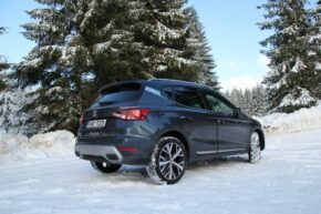 Foto Seat Arona: Žena v autě.cz
