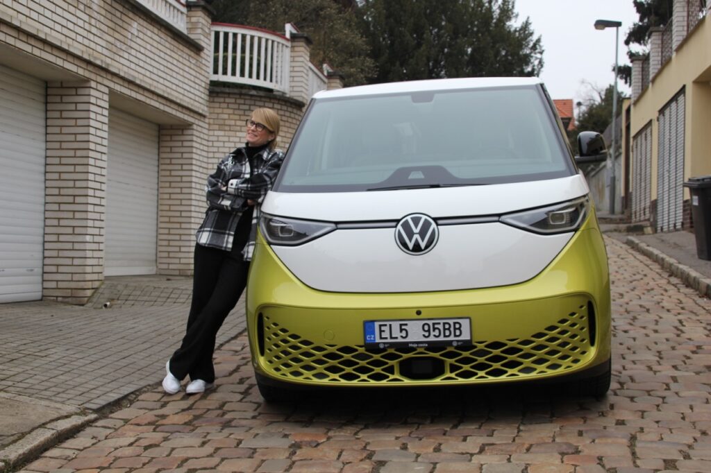 Porotkyně Pavla Totušková a Volkswagen ID.Buzz: foto Žena v autě.cz