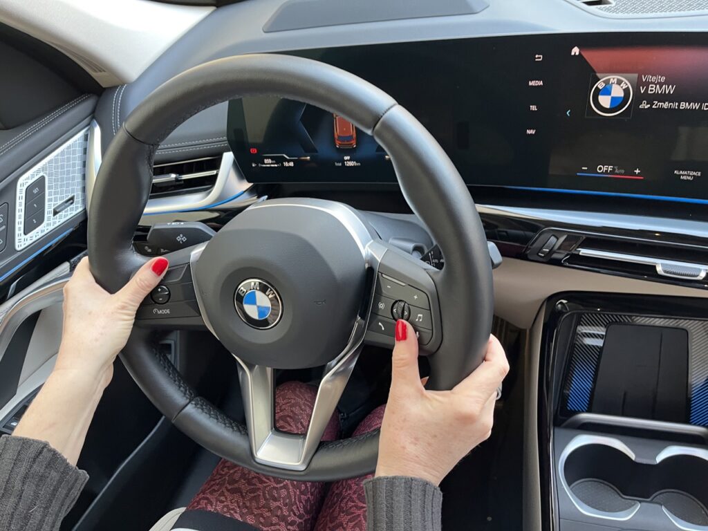 BMW X1: foto Žena v autě.cz